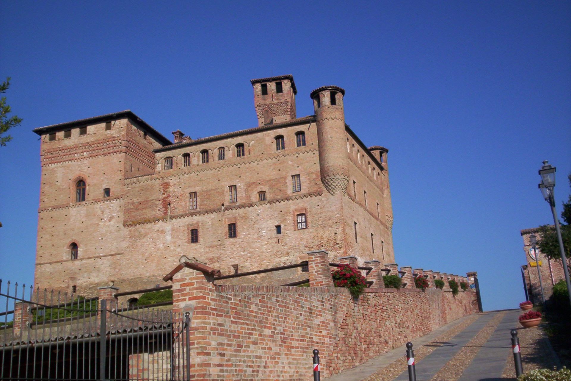 https://www.mit-impianti.it/wp-content/uploads/2021/04/grinzane_1.jpg